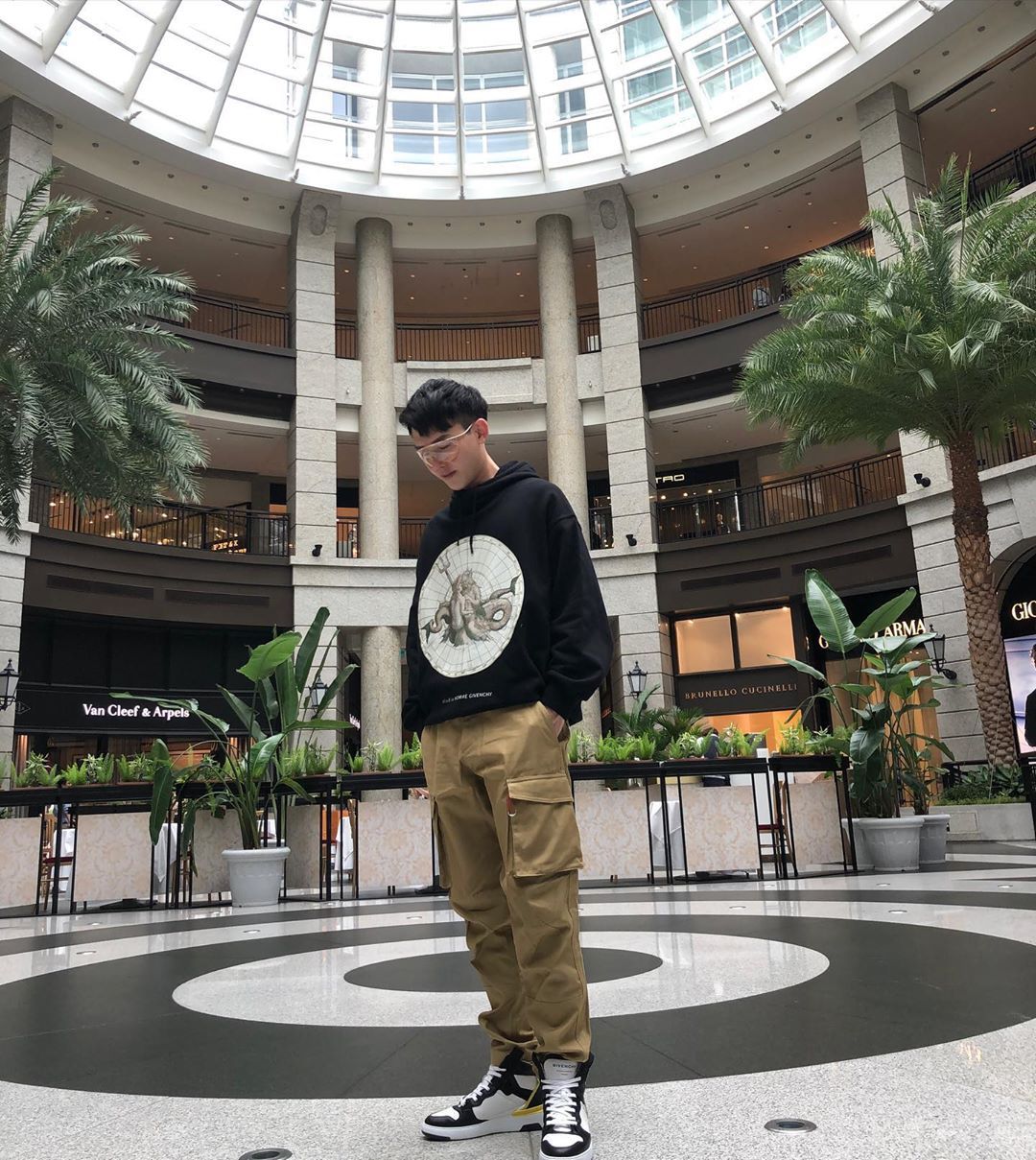 Givenchy Graphic Print Hoodie In Black