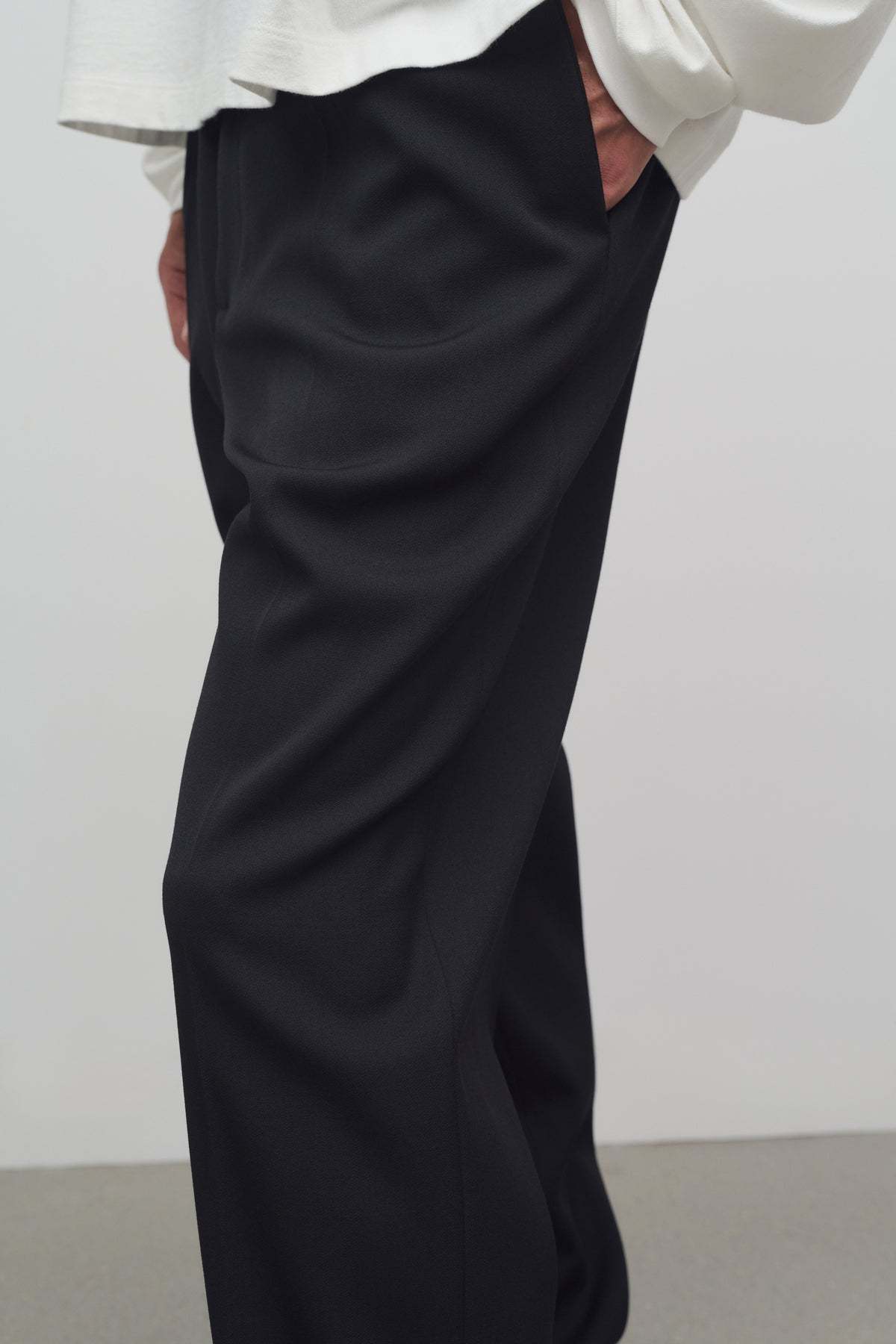 The Row Belt-loop Casual Pants In Black