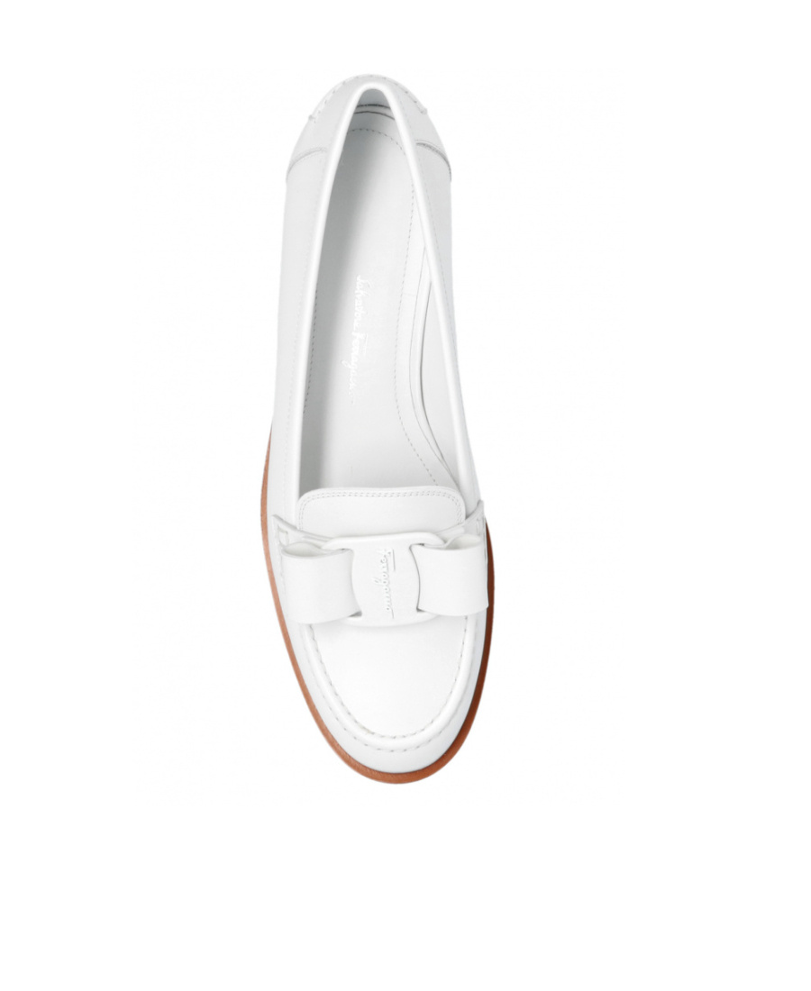 Ferragamo Bowknot Emblem Mocassin Shoes In White