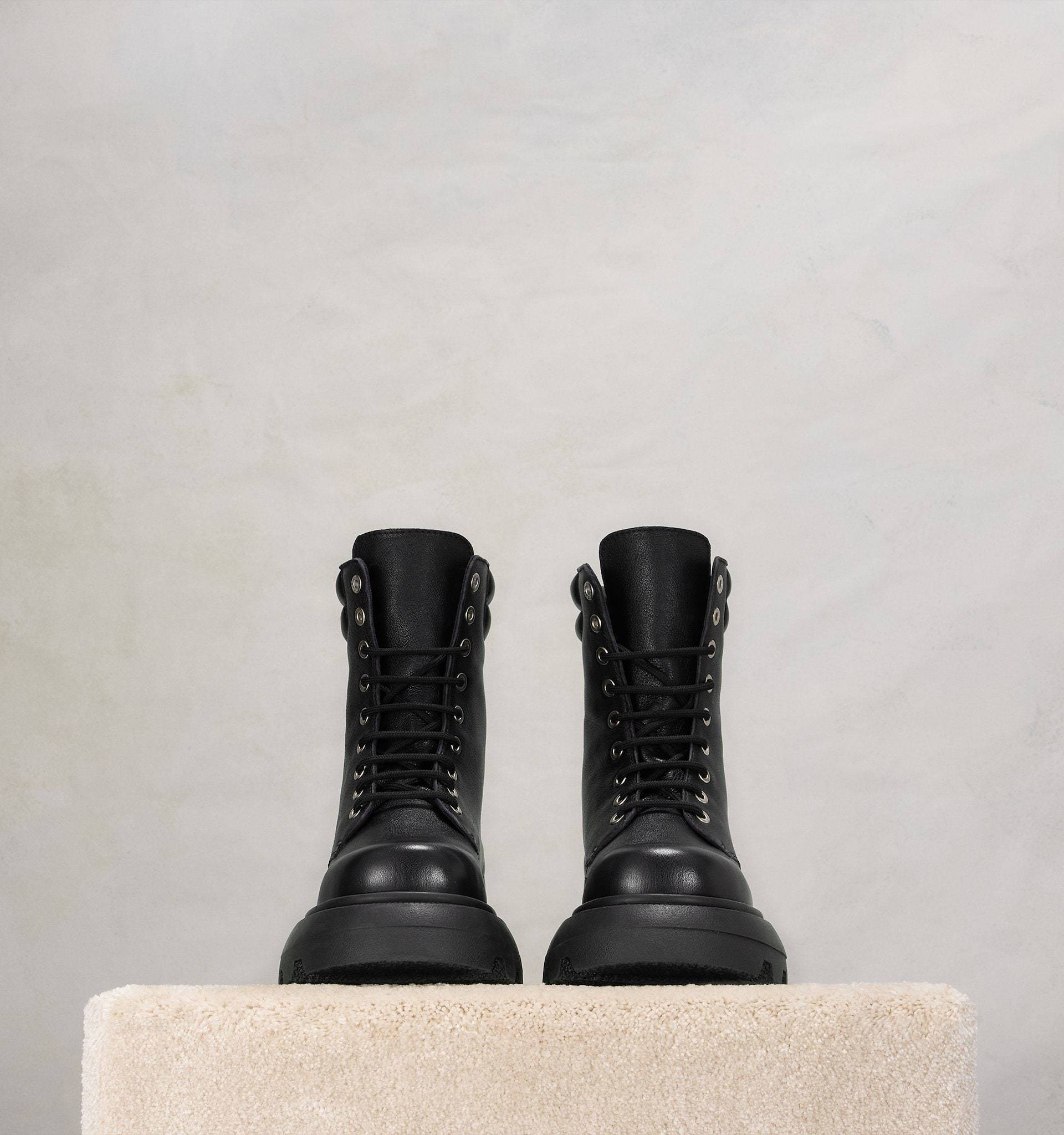 Ami Alexandre Mattiussi Round Head Lace-up Boots In Black