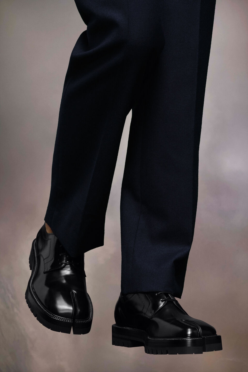 Maison Margiela Tabi Laced Shoes In Black