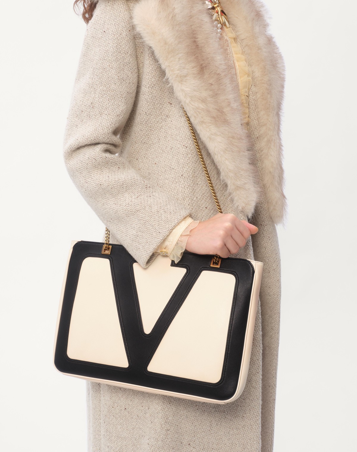 Valentino Garavani Garavani Viva Superstar Medium Nappa Leather Shopping Bag Woman Butter/black Uni In Nude