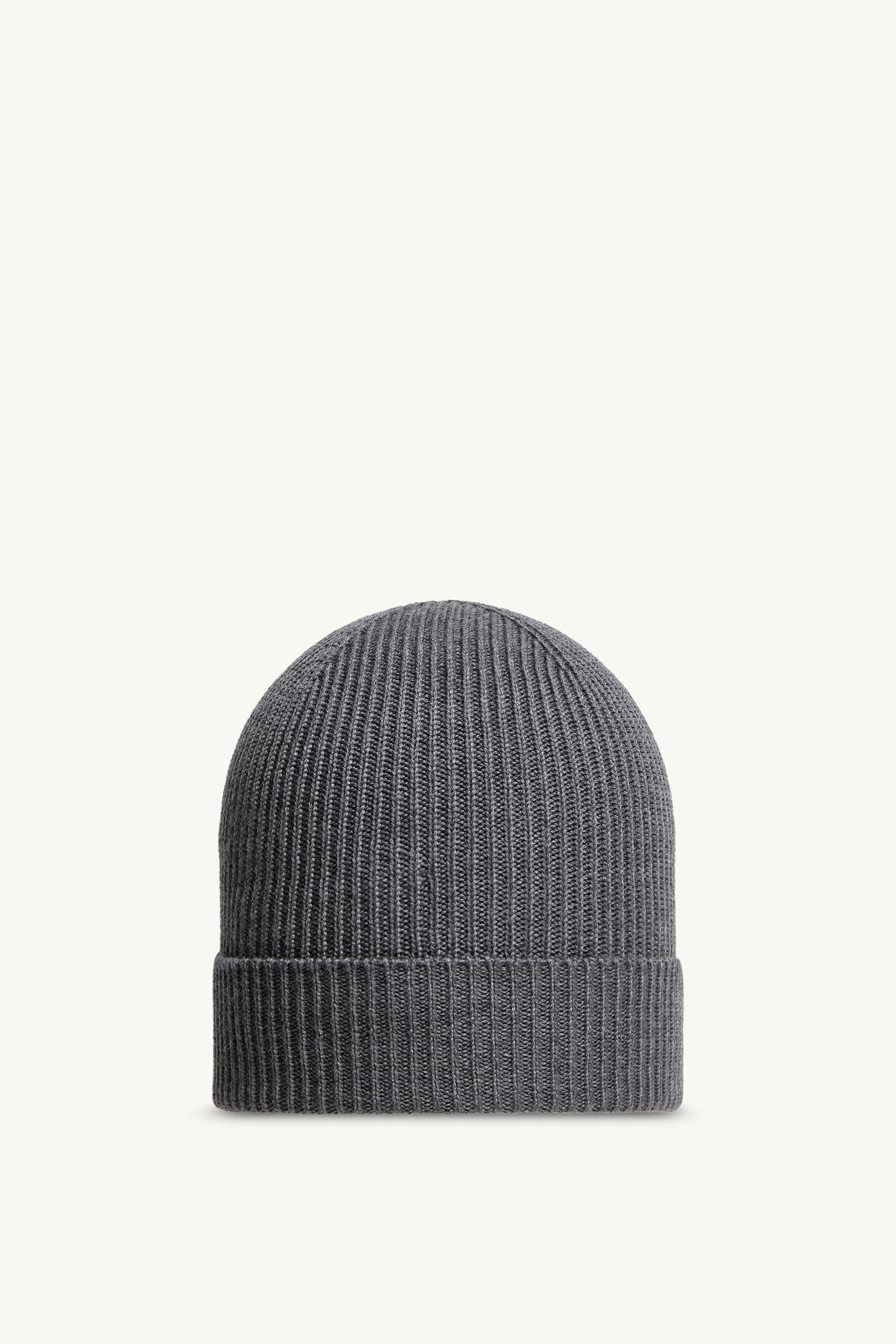 Moncler Logo Patch Knitted Beanie In Gray