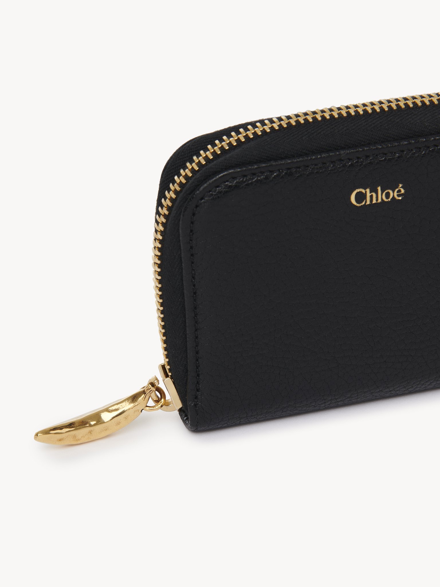 Chloé Banana Zipped Coin Purse In Grained Leather Black Size Onesize 100% Calf-skin Leather In Black