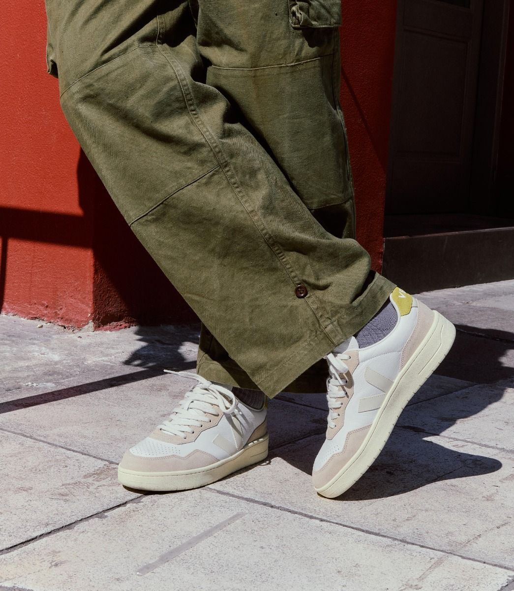 Veja V-90 Low-cut Casual Shoes In Nude