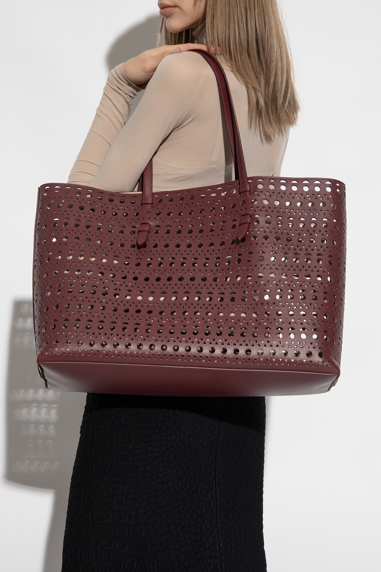 Alaïa Hollowed-out Shoulder Bag In Red