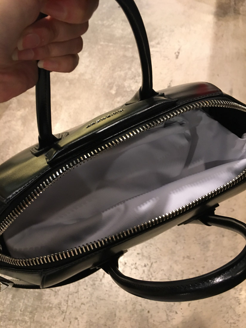 Givenchy Women Black Leather Medium Antigona Handbag In Black
