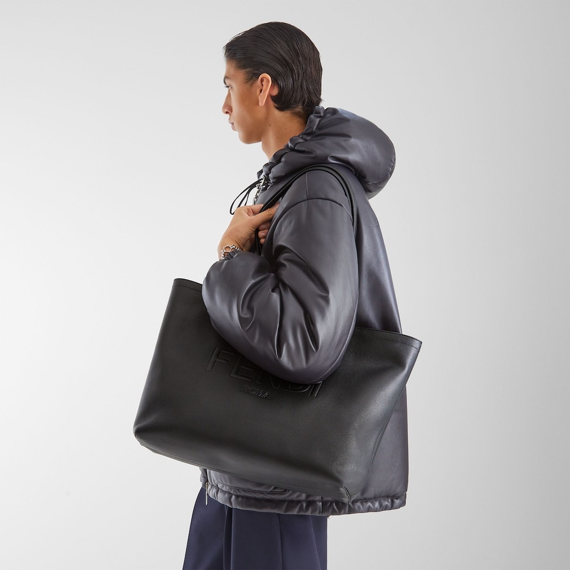 Fendi Roma Logo Embossed Shopper Bag In Black