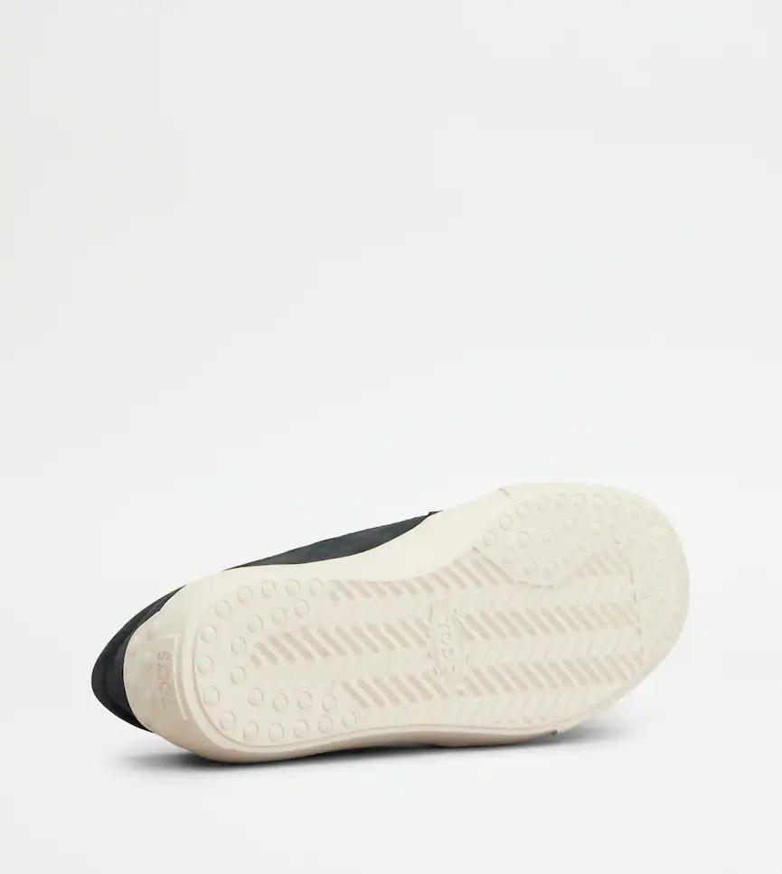 Tod's Slip-on Low-top Casual Shoes In Black