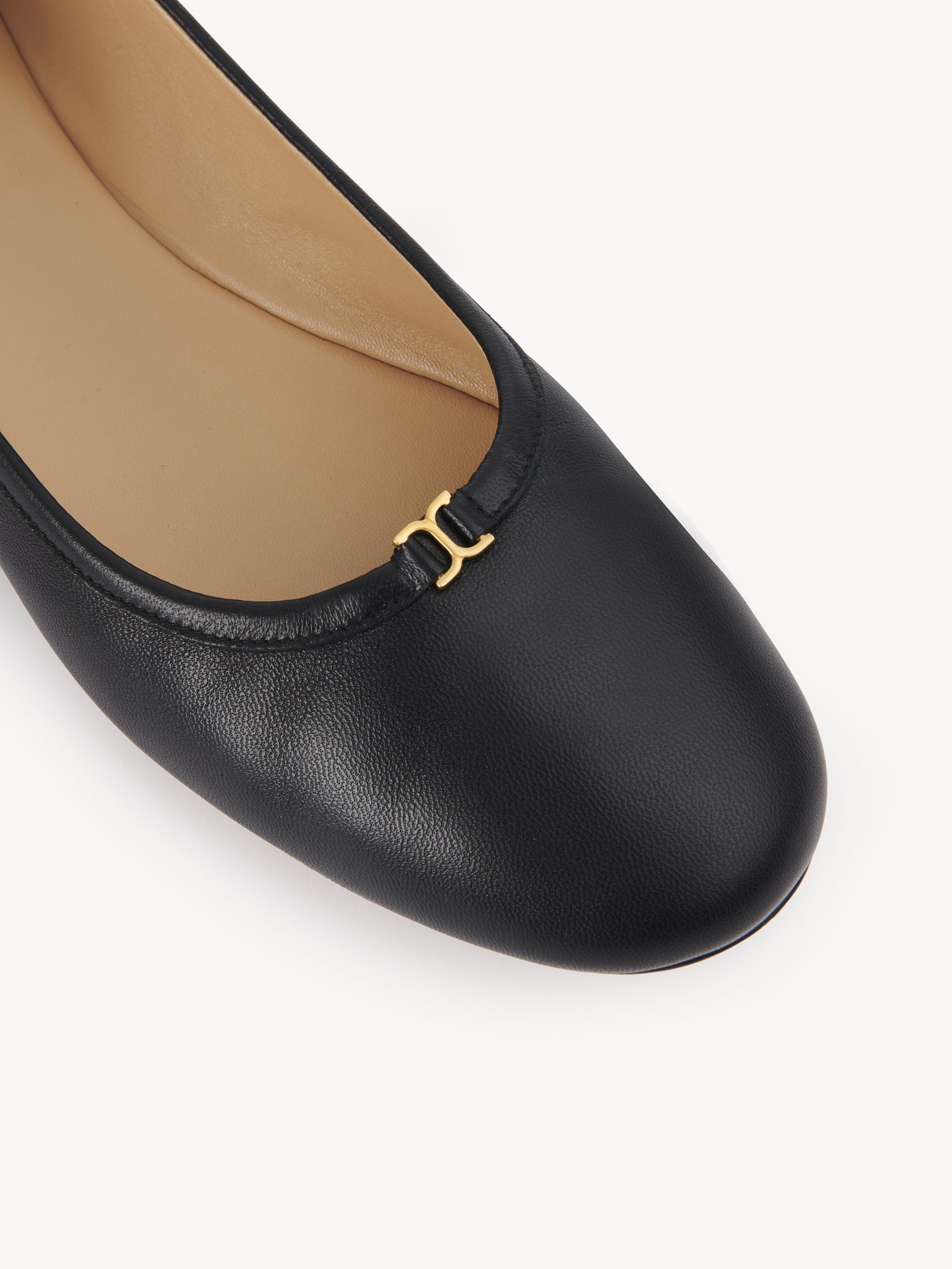 Shop Chloé Marcie Round-toe Ballet Flats In Black