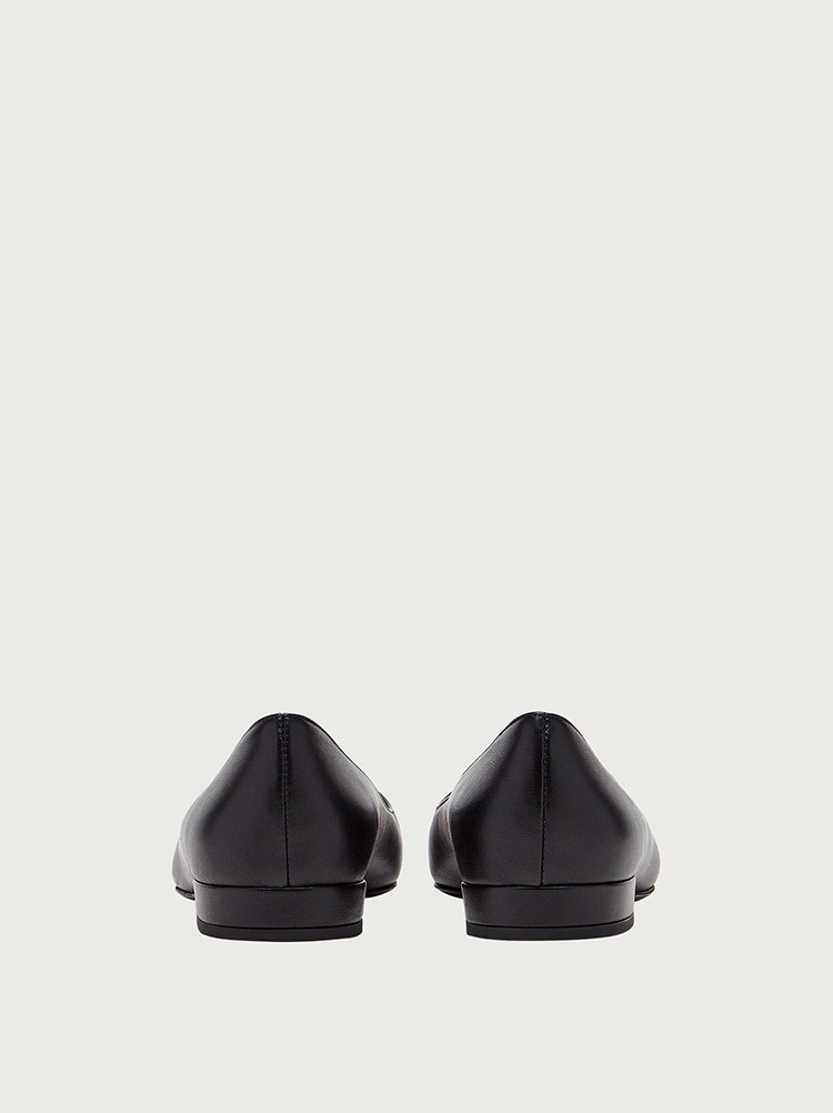 Ferragamo Logo Flat Shoes In Black