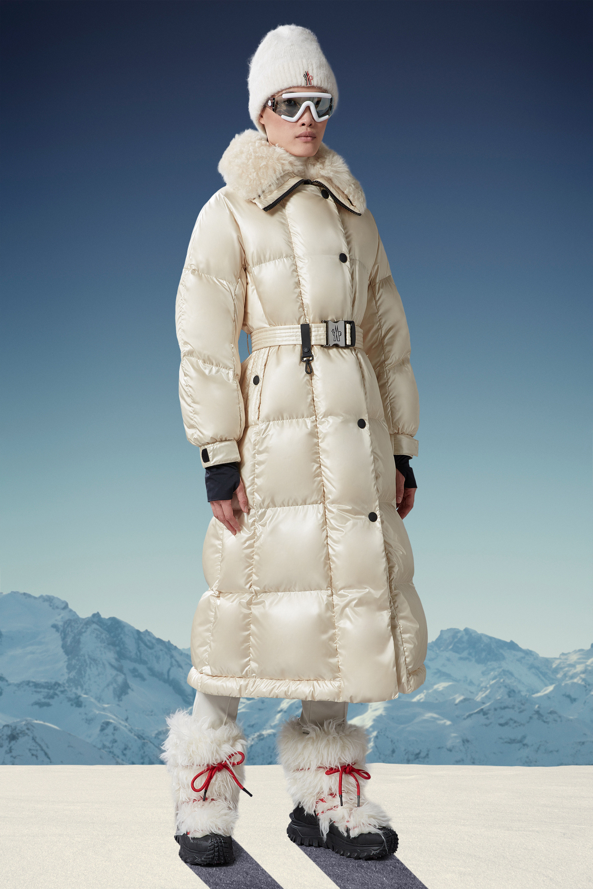 Moncler Chamoille Long-sleeved Down Jacket In Nude