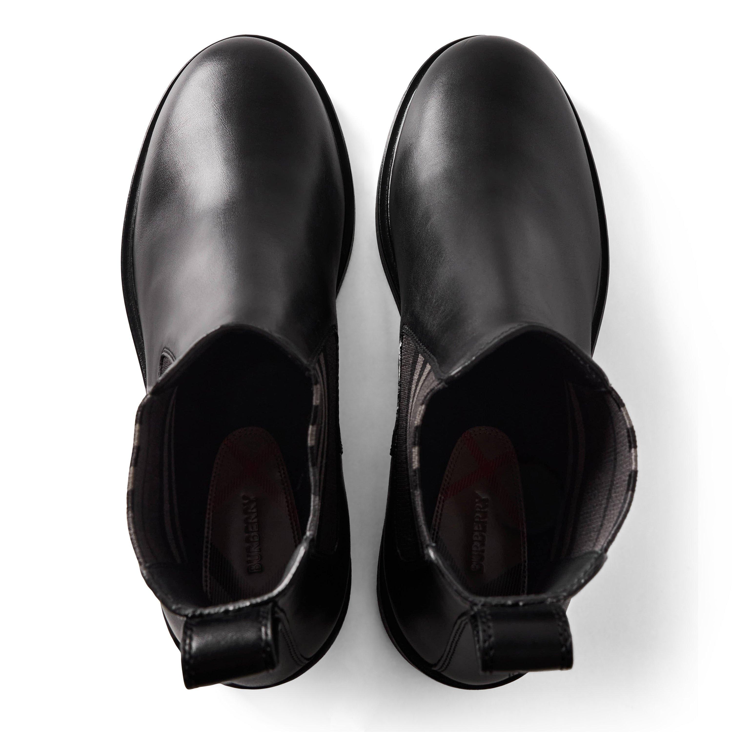 Burberry Solid Color Boots In Black