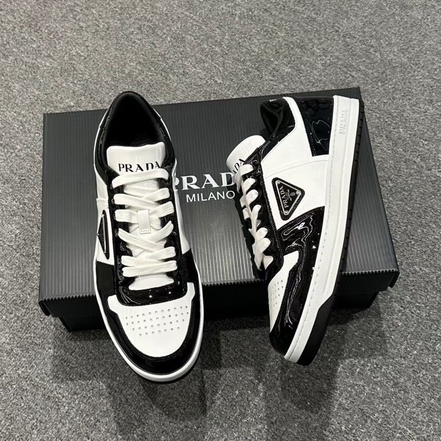 PRADA ROUND HEAD FASTENED WITH LOW-TOP CASUAL SNEAKERS 