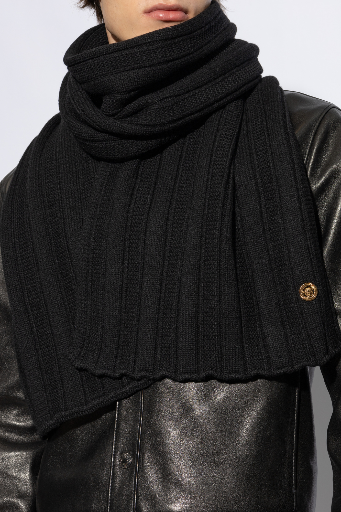 Versace Medusa-plaque Ribbed Scarf In Black