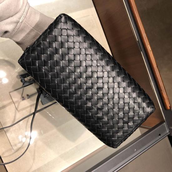 Bottega Veneta Knitted Handbag In Red