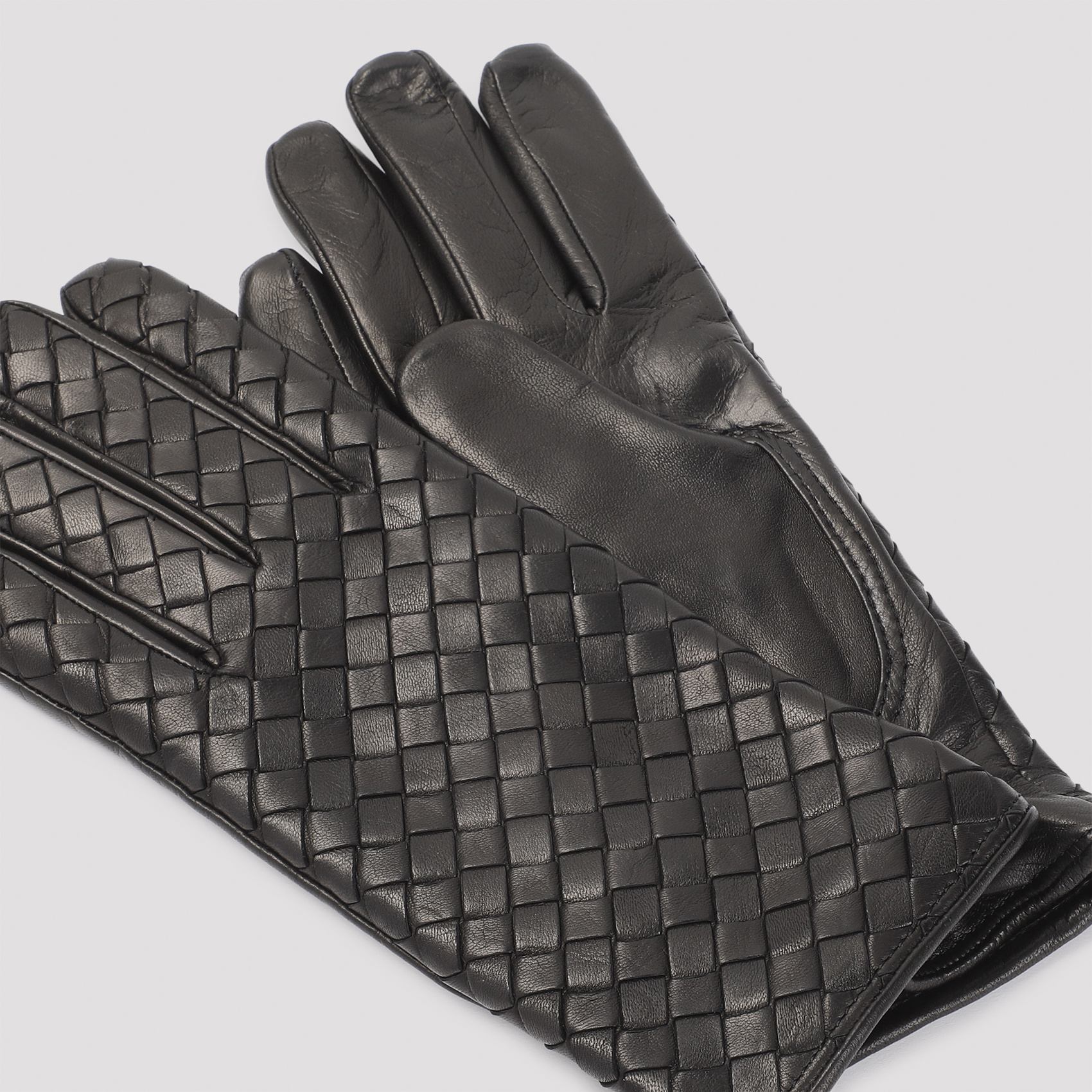 Bottega Veneta Intreciato Knitted Leather Gloves In Black