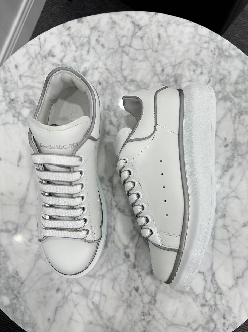 Alexander Mcqueen Round Toe Low-top Sneakers In Gray