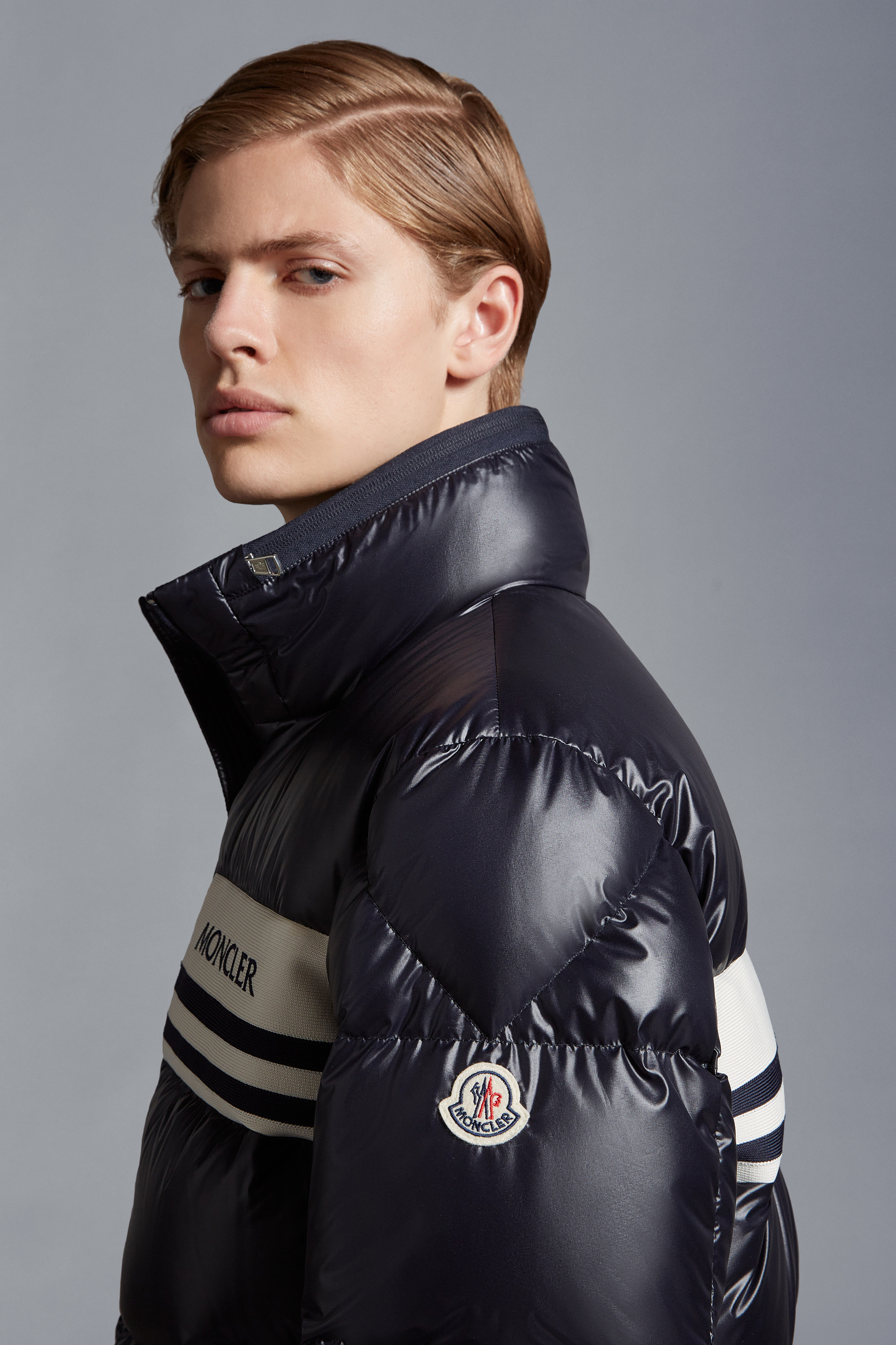Moncler Logo Embroidered Zip-up Puffer Jacket In Blue