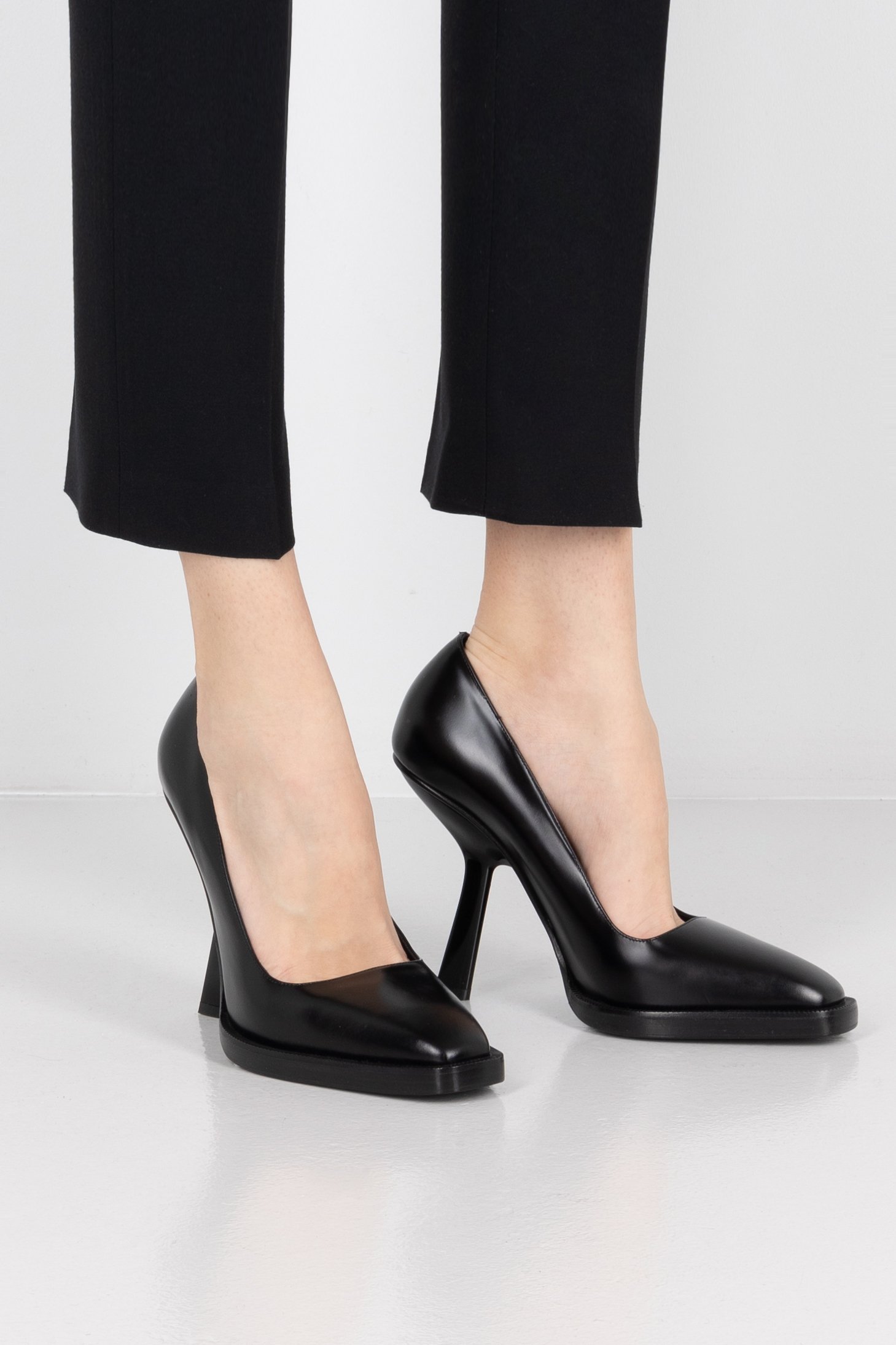 Ferragamo Black Leather Anser X5 Pumps In Black