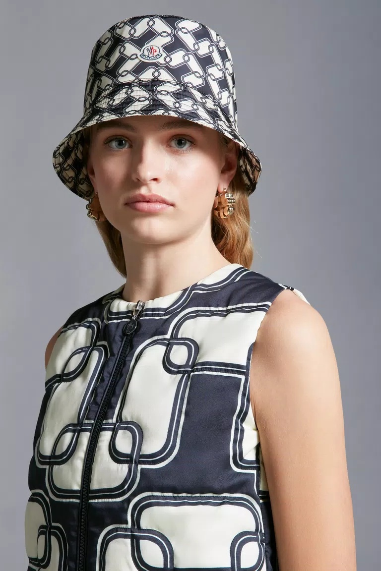 Moncler Logo Monogram Bucket Hat In Black