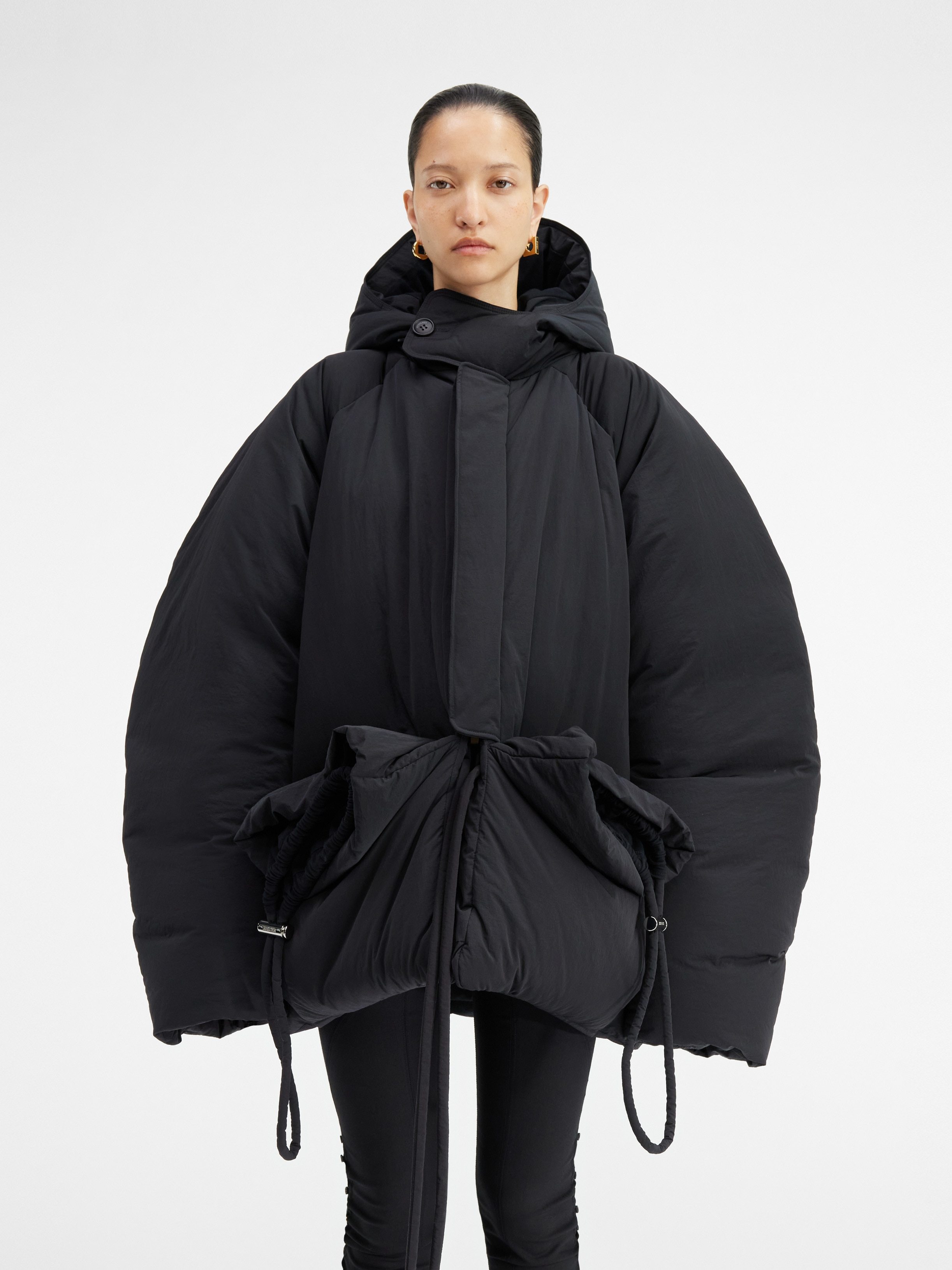 Jacquemus La Doudoune Capullo Drawstring Puffer Jacket In Black