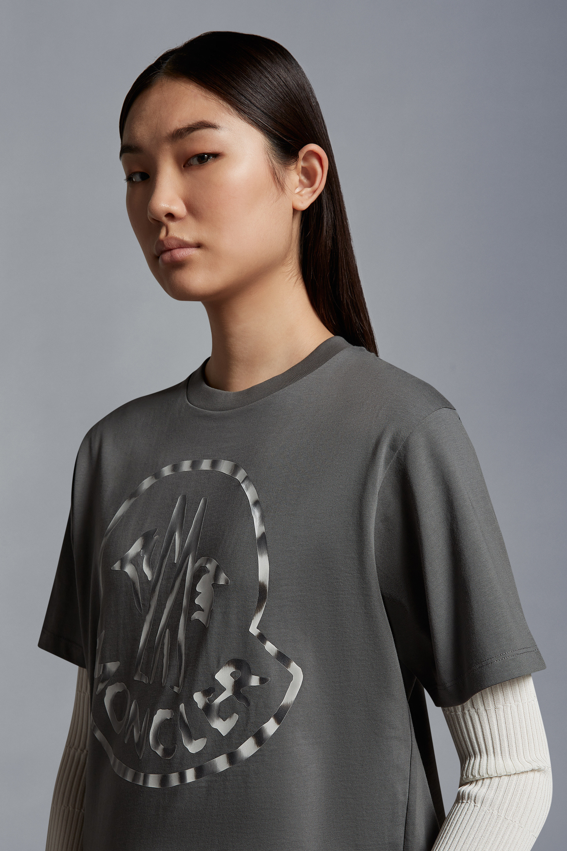 Moncler Logo Printed Crewneck T-shirt In Black
