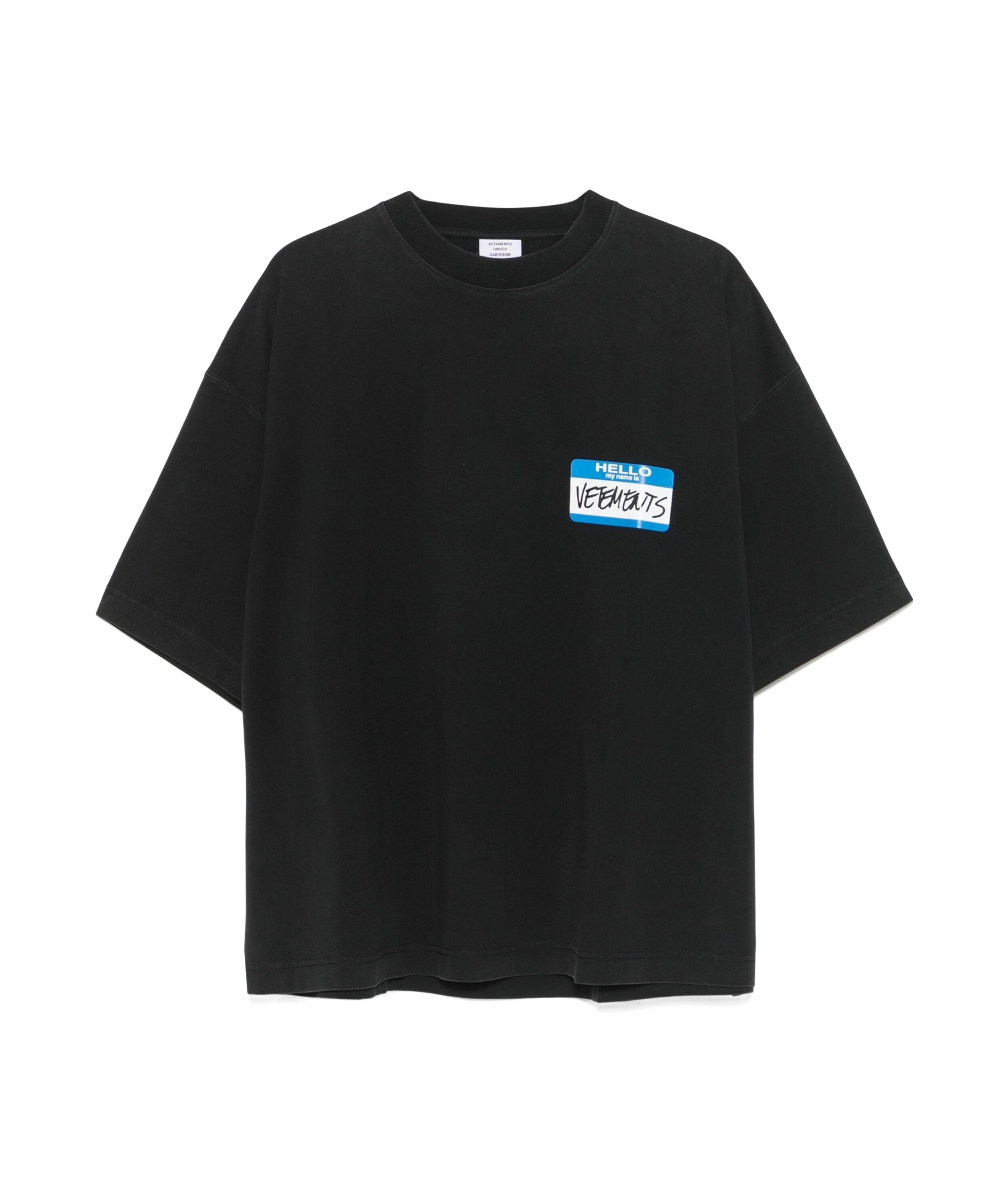 【VETEMENTS】My Name Sticker クロップド ボクシー Tシャツ Vetements Black My Name Sticker Cropped Boxy T-shirt | ModeSens