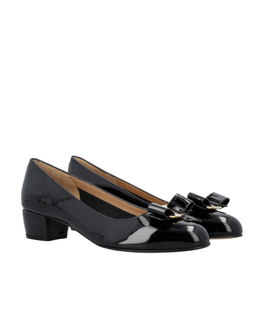Ferragamo Vara Bow-embellished Patent-leather Pumps In Black