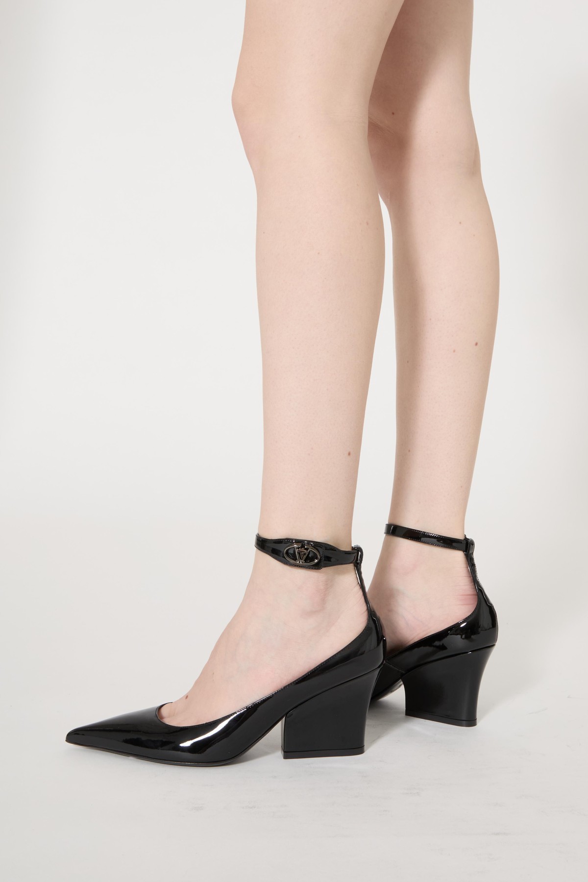 Valentino Logo Plaque Pointed Toe Pumps In White