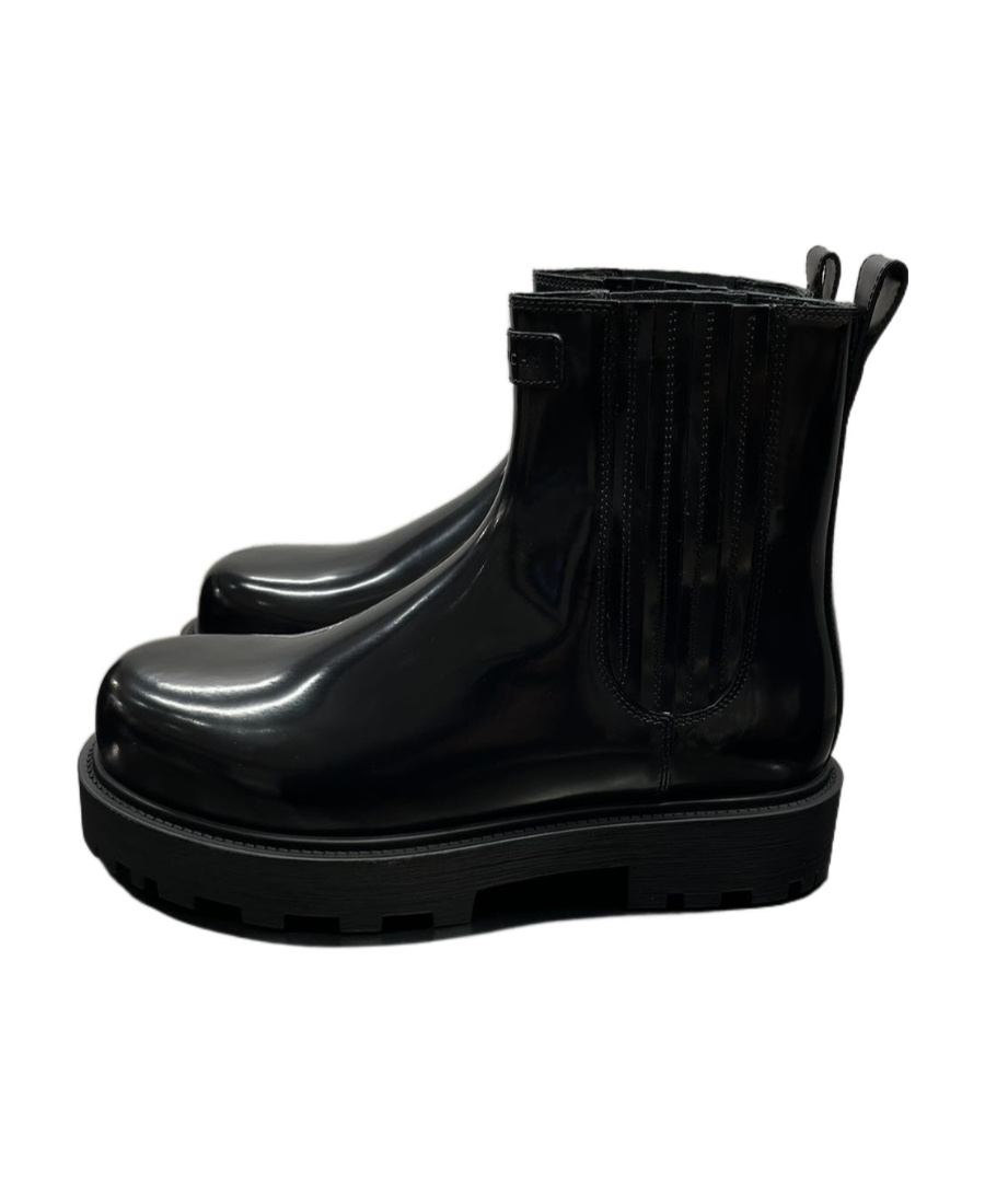 Givenchy Streamlined Leather Ankle Boots In Black
