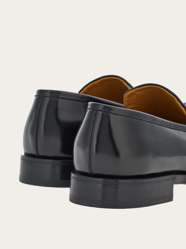 Ferragamo Men Gancini Leather Loafers In Black