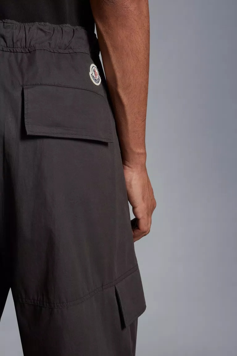 Moncler Logo-patch Cotton Cargo Trousers In Black