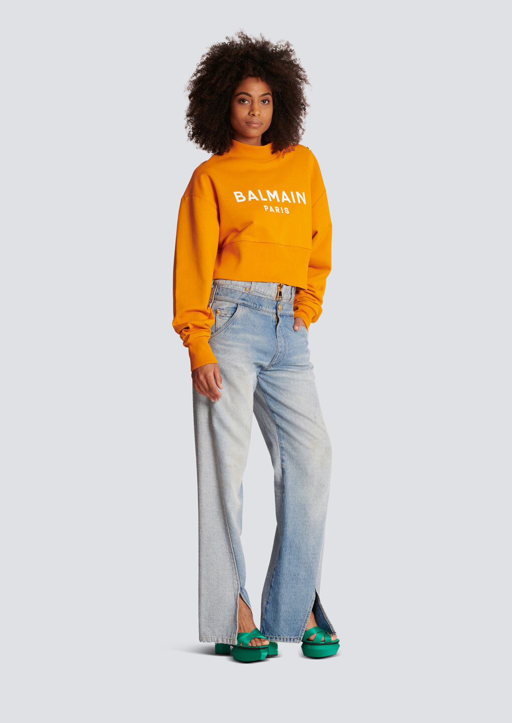 BALMAIN ECO-RESPONSIBLE COTTON CROPPED SWEATSHIRT WITH BALMAIN LOGO PRINT