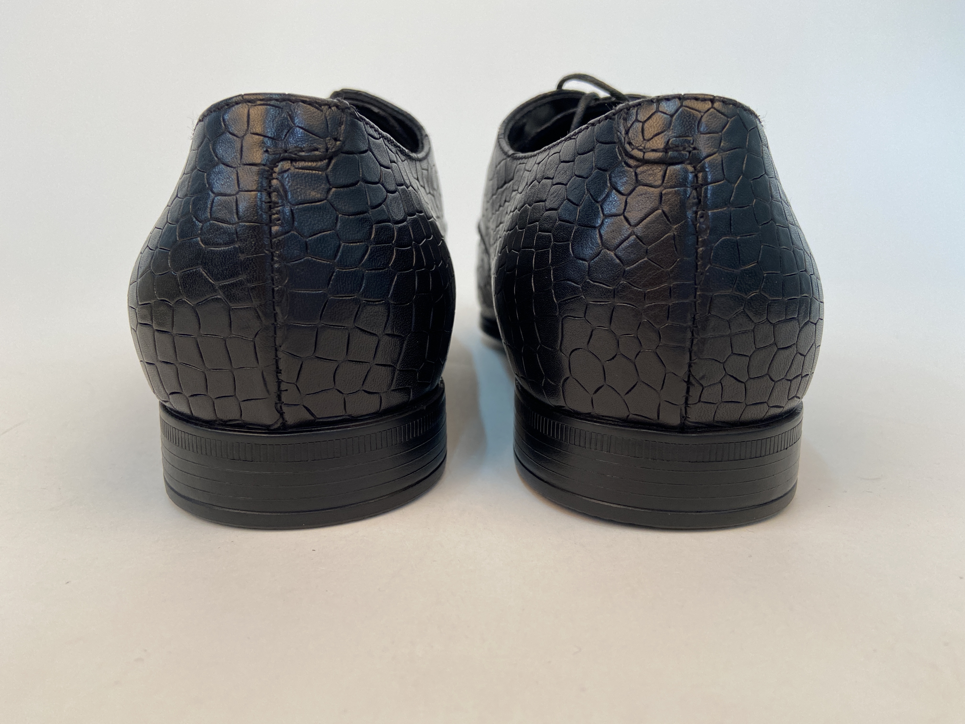 Giorgio Armani Logo Details Business Casual Shoes In Black