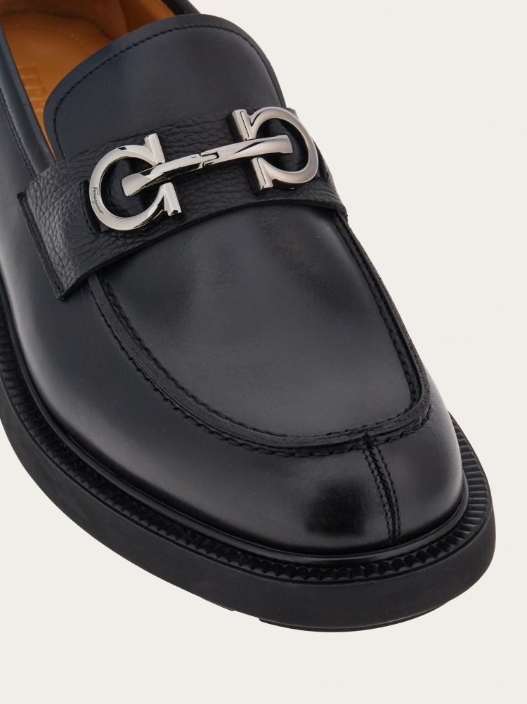 Ferragamo Gancini-plaque Patent Loafers In Black