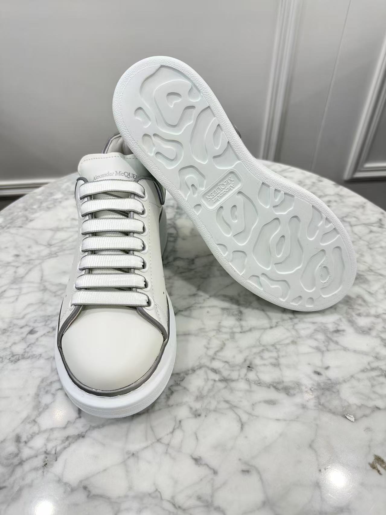 Alexander Mcqueen Round Toe Low-top Sneakers In Gray