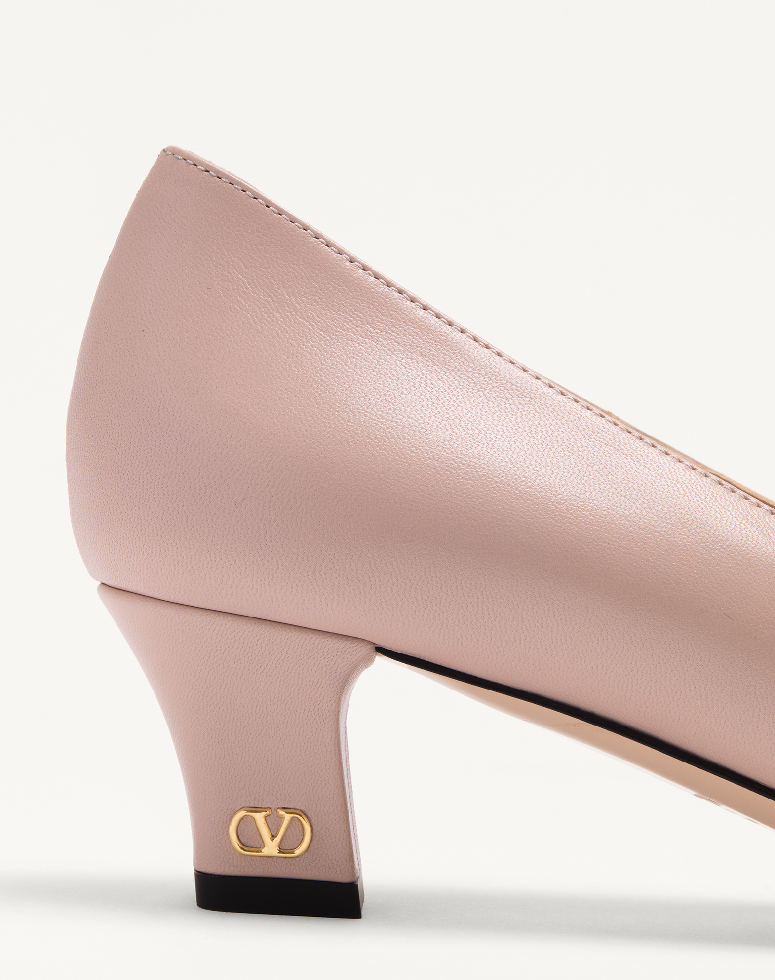 Valentino Garavani Bowow 45 Leather Pumps In Powder