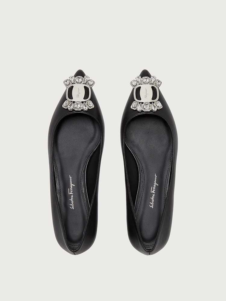 Ferragamo Logo Flat Shoes In Black