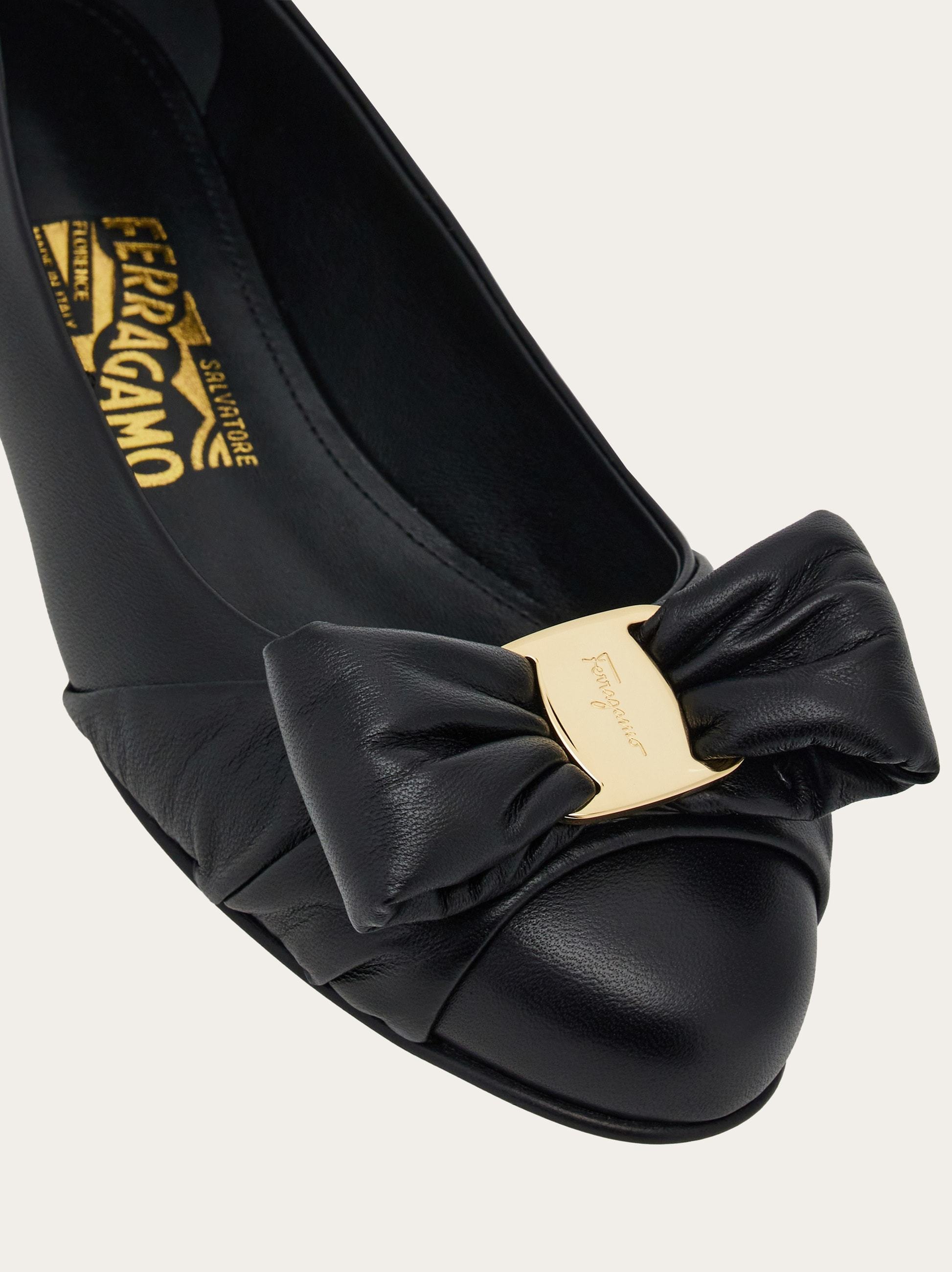 Ferragamo Vara Bowtie Ballet Flat Shoes In Black