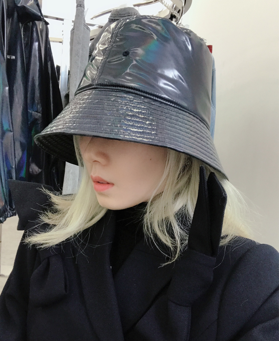 We11 Done Navy Blue Round-rimmed Fisherman's Hat In Black