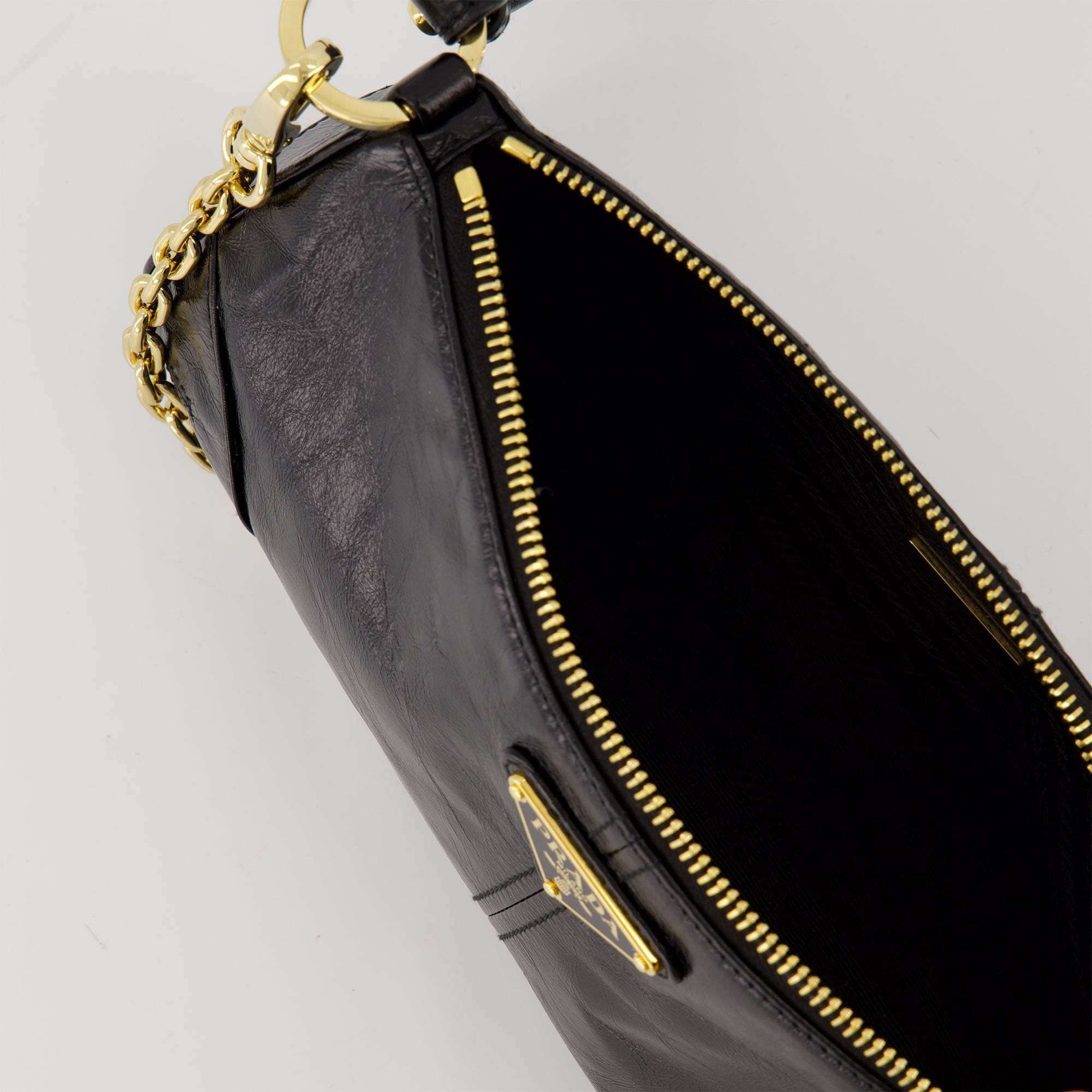 Prada Re-edition 2002 Zipped Shoulder Bag In Black