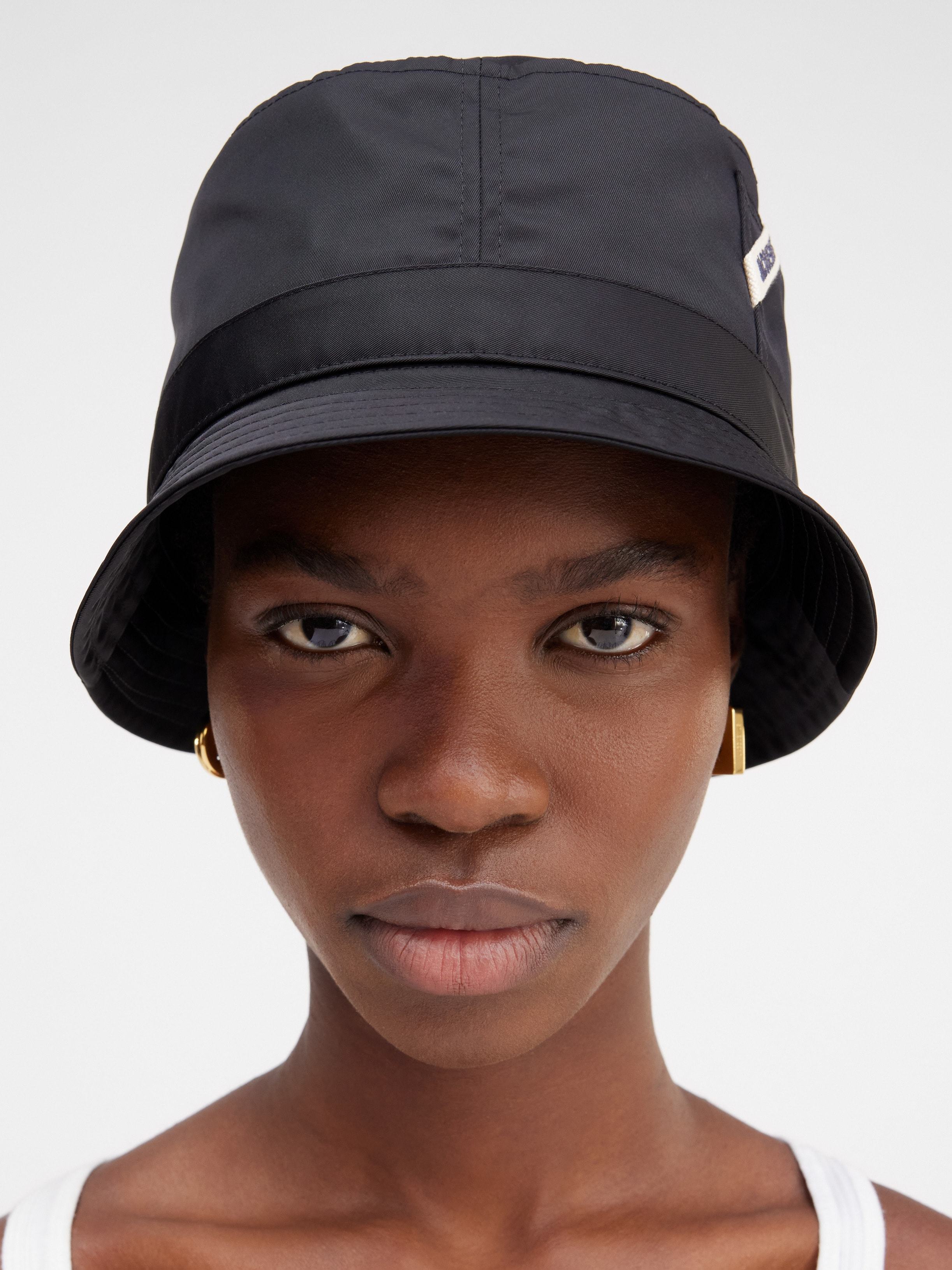 Jacquemus Logo Detailed Bucket Hat In Black