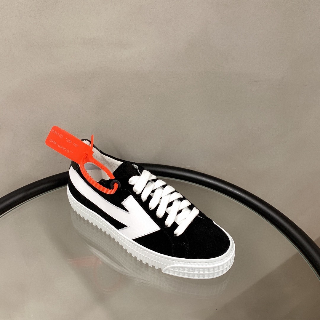 OFF-WHITE ARROW LOGO SNEAKERS 