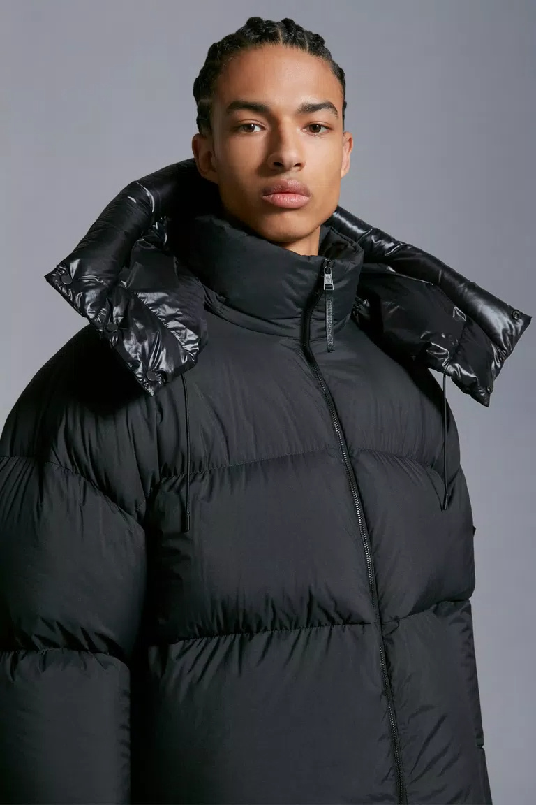 Moncler Antila Logo Affixed Down Jacket In Black