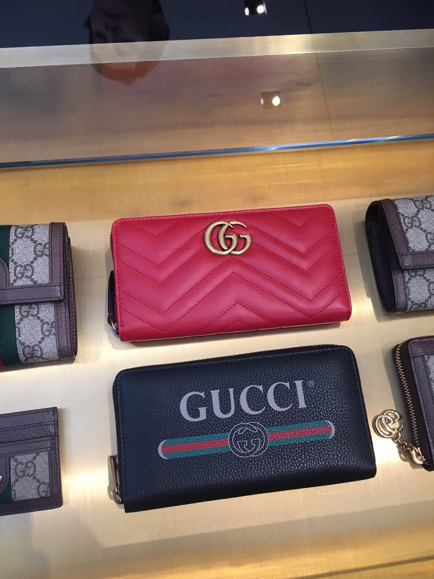 Gucci Logo Zip Around Wallet In Black