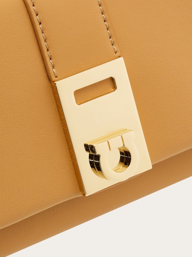 Ferragamo Portefeuille Compact Hug Beige In Nude