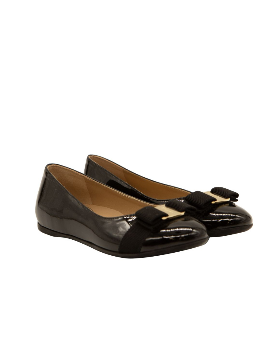 Ferragamo Logo Flat Shoes In Black