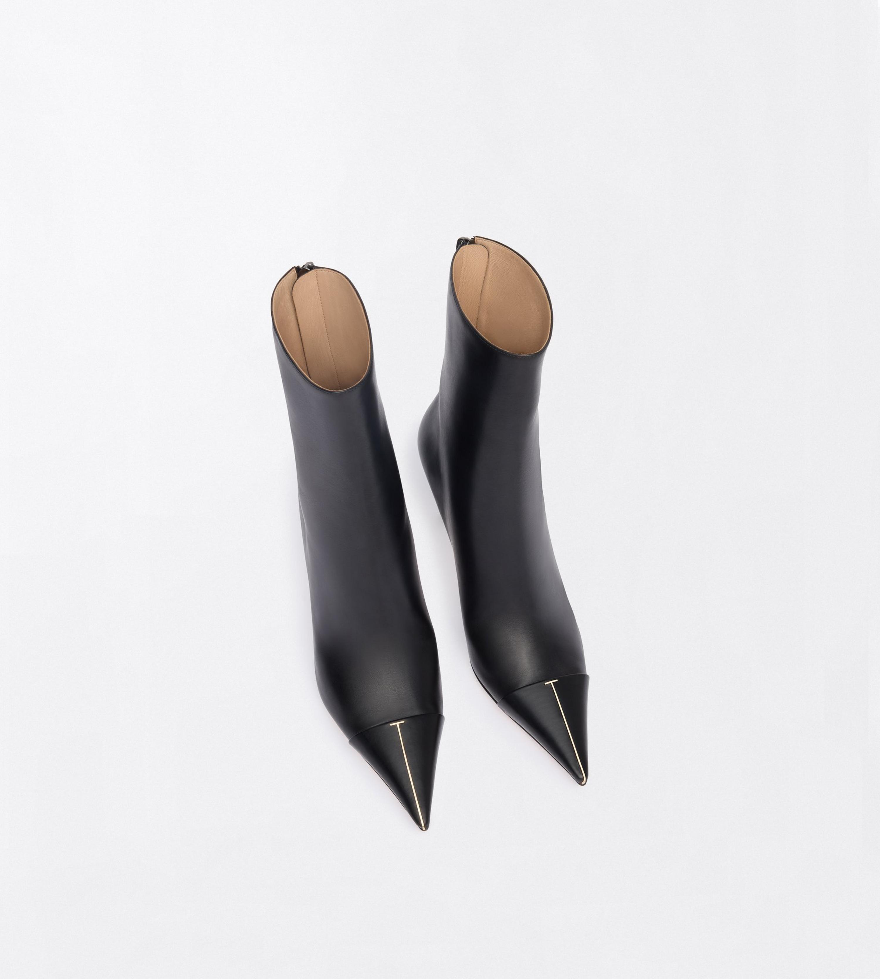 Tom Ford Leather Thea Ankle Boot In Black