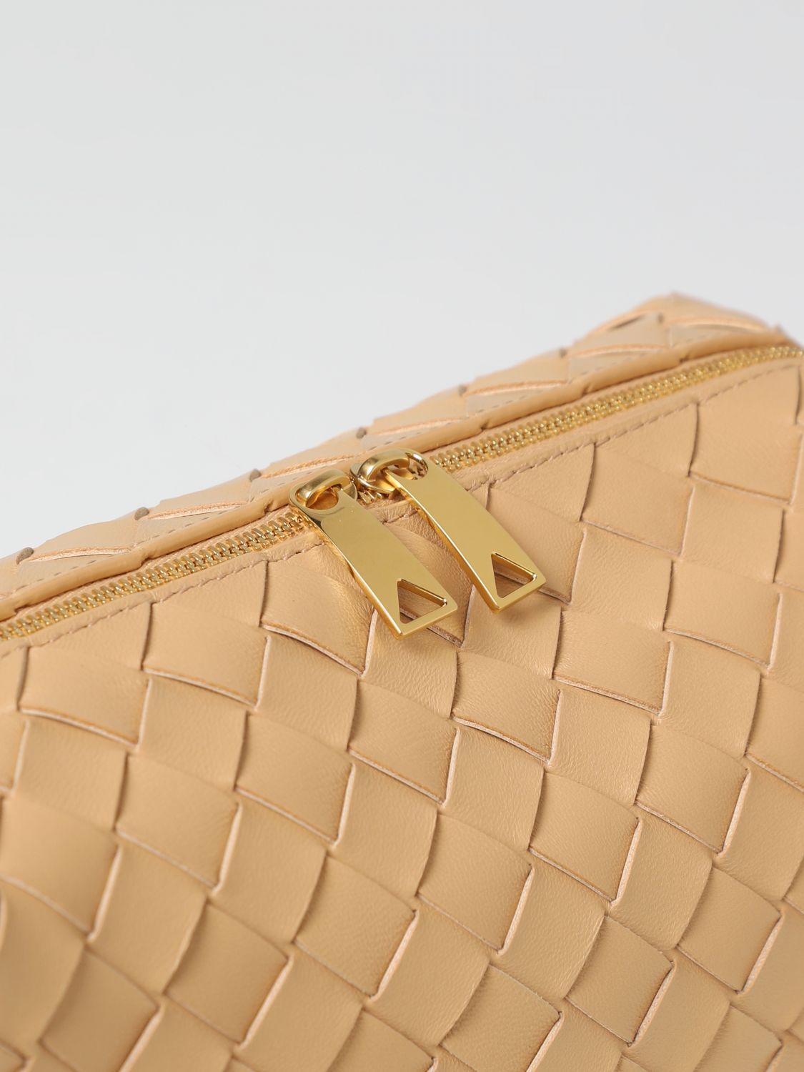 BOTTEGA VENETA INTRECCIATO KNOT-DETAILED SHOULDER BAG
